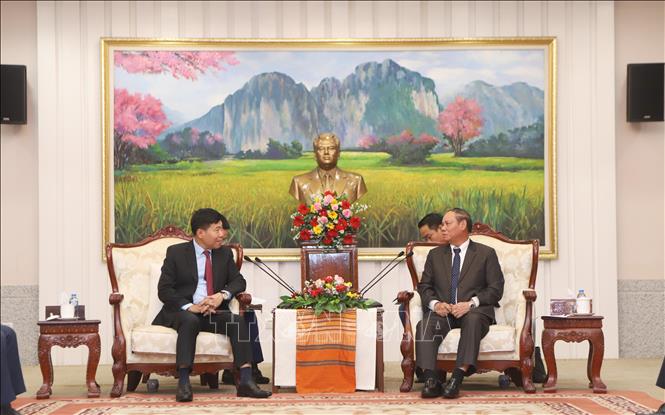Vilay Lakhamphong, Politburo member and Standing member of the Lao People's Revolutionary Party (LPRP) Central Committee’s Secretariat, receives Deputy Minister of Foreign Affairs Nguyen Manh Cuong. VNA Photo: Xuân Tú