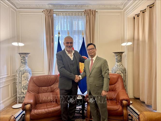 Vietnamese Ambassador to France Trinh Duc Hai meets with Taylan Coskun, Politburo member of the French Communist Party (PCF). VNA Photo/Photo by courtesy