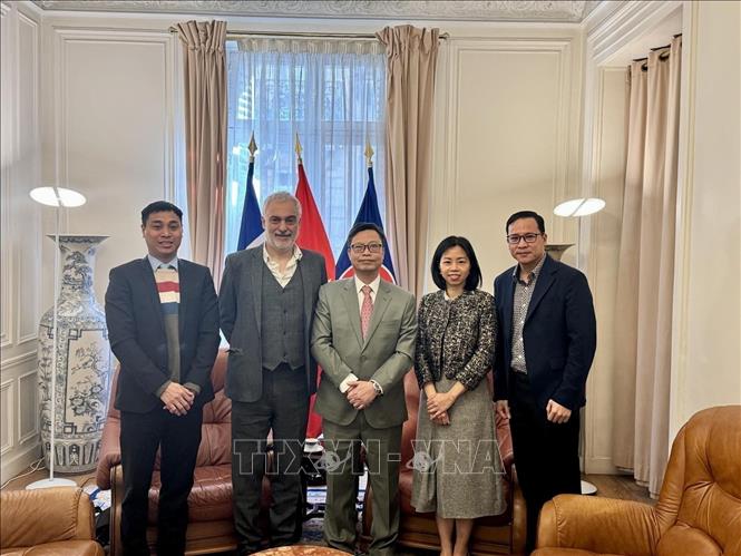 Vietnamese Ambassador to France Trinh Duc Hai, Taylan Coskun, Politburo member of the French Communist Party (PCF) and delegates at the meeting. VNA Photo/Photo by courtesy