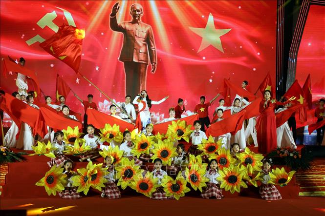 Tiết mục biểu diễn tại đêm khai mạc Liên hoan Tuyên truyền lưu động toàn quốc.  Ảnh: Đức Hiếu - TTXVN

