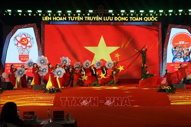 Tiết mục biểu diễn tại đêm khai mạc Liên hoan Tuyên truyền lưu động toàn quốc. Ảnh: Đức Hiếu - TTXVN