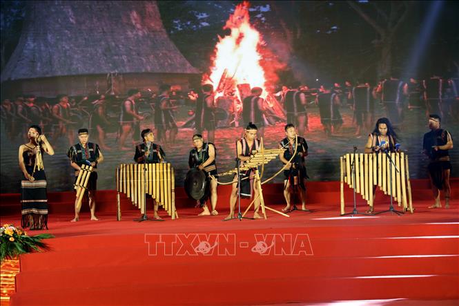 Tiết mục tam tấu nhạc cụ dân tộc Tây Nguyên mừng ngày Hội lớn của đoàn Gia Lai. Ảnh: Đức Hiếu - TTXVN