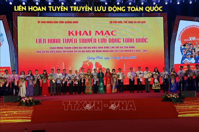 Ban Tổ chức tặng hoa và Cúp cho các đoàn tham gia Liên hoan. Ảnh: Đức Hiếu - TTXVN