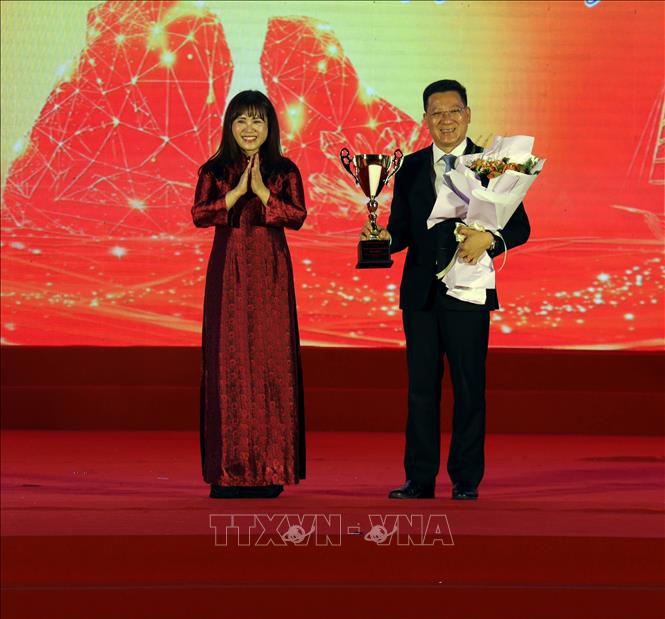 Đơn vị đăng cai là tỉnh Quảng Ninh nhận Cúp và hoa từ Ban Tổ chức. Ảnh: Đức Hiếu - TTXVN