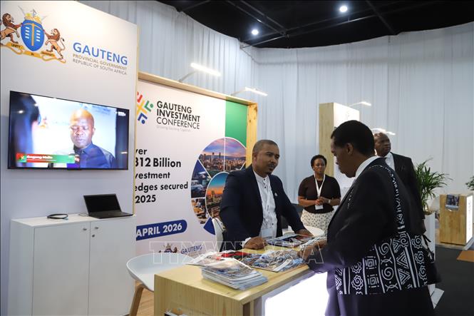 Khách thăm quan tìm hiểu cơ hội đầu tư tại tỉnh Gauteng - tỉnh nhỏ nhất về diện tích nhưng tập trung đông dân nhất và giàu có nhất Nam Phi - tại Hội nghị Đầu tư Nam Phi 2026. Ảnh: Hồng Minh - p/v TTXVN tại Nam Phi