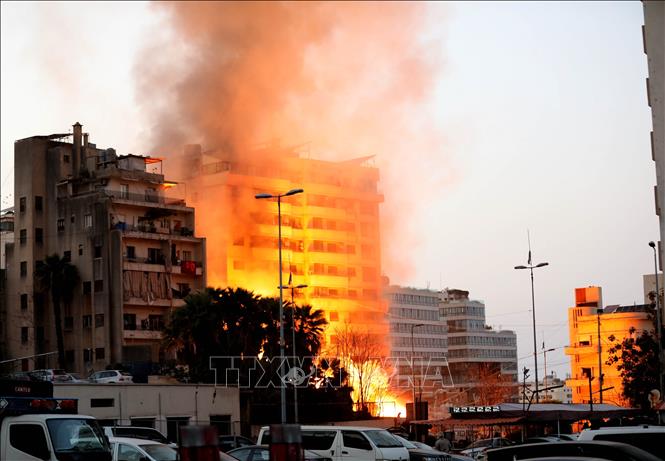 Khói lửa bốc lên sau vụ không kích của Israel xuống khu vực Bachoura ở thủ đô Beirut, Liban ngày 12/3/2026. Ảnh: THX/TTXVN 