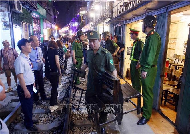 Đối với những hộ kinh doanh dù đã được nhắc nhở nhiều lần nhưng vẫn cố tình vi phạm tại khu vực phố đường tàu, tổ công tác phường Hoàn Kiếm kiên quyết tịch thu tang vật vi phạm theo đúng quy định. Không có tình trạng nể nang hay 