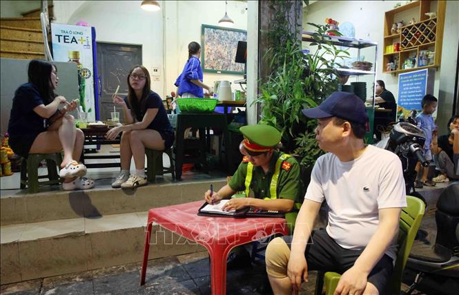 Theo số liệu từ 1/11/2025 đến hết ngày 27/3/2026, lực lượng chức năng của phường Hoàn Kiếm qua công tác tuần tra kiểm soát địa bàn đã phát hiện, xử lý 2.425 trường hợp vi phạm liên quan đến trật tự đô thị, TTATGT và vệ sinh môi trường với tổng số tiền phạt hơn 3 tỷ đồng. Ảnh: Phạm Kiên - TTXVN