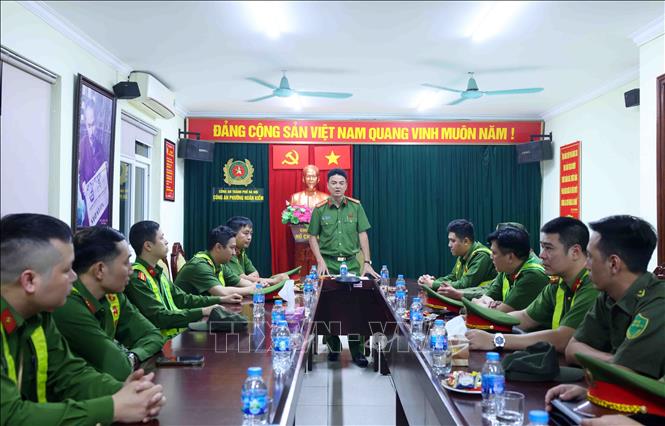 Công an phường Hoàn Kiếm họp triển khai kế hoạch ra quân lập lại trật tự đô thị trên địa bàn. Ảnh: Phạm Kiên - TTXVN