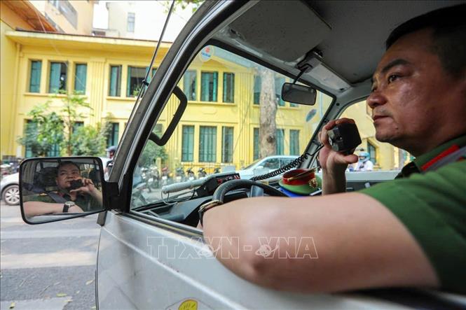 Lực lượng Công an phường Hoàn Kiếm liên tục phát loa nhắc nhở các hộ kinh doanh chấp hành quy định, không lấn chiếm vỉa hè, góp phần giữ gìn trật tự đô thị. Ảnh: Phạm Kiên - TTXVN