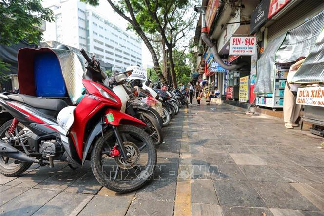 Vỉa hè phố Phủ Doãn được trả lại cho người đi bộ sau khi lực lượng chức năng tuần tra, kiểm soát trật tự đô thị. Ảnh: Phạm Kiên - TTXVN