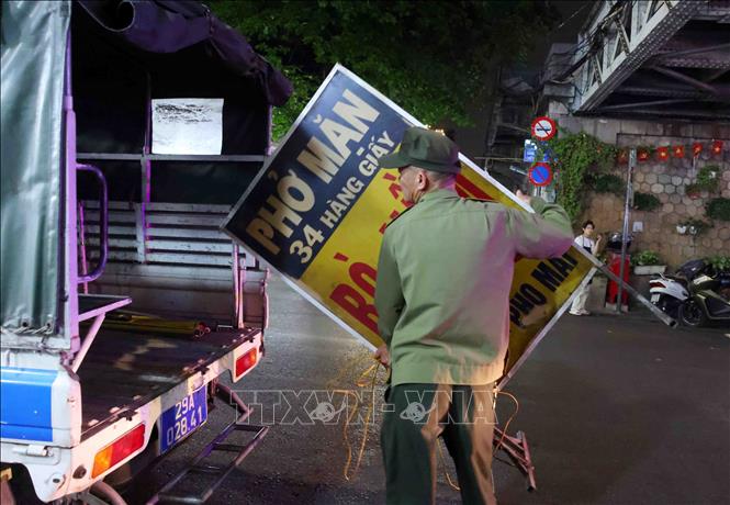 Nhiều biển quảng cáo đặt sai quy định trên vỉa hè đã bị lực lượng chức năng phường Hoàn Kiếm tạm giữ. Ảnh: Phạm Kiên - TTXVN