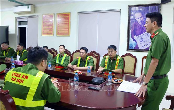 Trung tá Nguyễn Đoàn Tô, Phó Trưởng Công an phường Hoàn Kiếm trực tiếp chỉ đạo tổ công tác triển khai kế hoạch ra quân lập lại trật tự đô thị trên địa bàn. Ảnh: Phạm Kiên - TTXVN