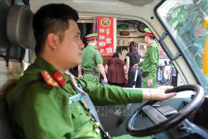 Công an phường Hoàn Kiếm duy trì tuần tra hằng ngày liên tục từ sáng sớm đến 24h đêm tuyên truyền, nhắc nhở và xử lý nghiêm các vi phạm trật tự đô thị, quyết tâm 