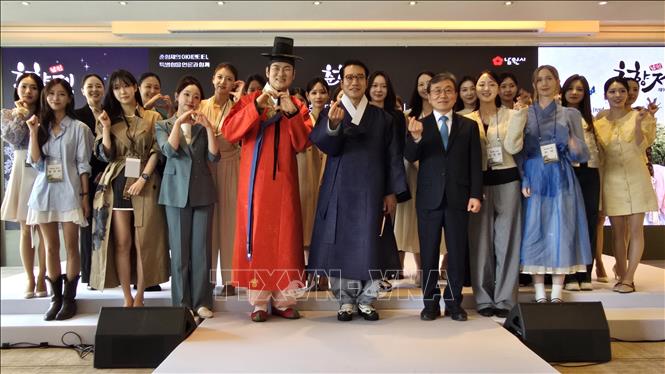 Các đại biểu chụp ảnh cùng với các thí sinh tham gia cuộc thi tuyển chọn Chunhyang toàn cầu – cuộc thi sắc đẹp lâu đời nhất tại Hàn Quốc. Ảnh: Đức Thắng - PV TTXVN tại Hàn Quốc 