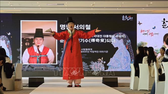 Danh ca Pansori Seo Eui Cheol biểu diễn một đoạn trong Chunhyang-ga, tái hiện di sản văn hóa truyền thống lâu đời của Lễ hội Chunhyang lần thứ 96. Ảnh: Đức Thắng - PV TTXVN tại Hàn Quốc