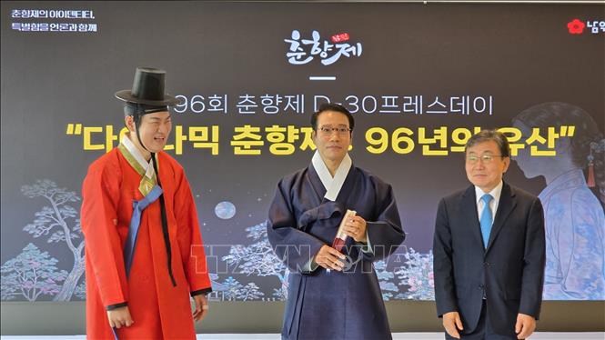 Danh ca Pansori Seo Eui Cheol (ngoài cùng bên trái  chụp ảnh với các quan chức thành phố Namwon tại buổi họp báo. Ảnh: Đức Thắng - PV TTXVN tại Hàn Quốc