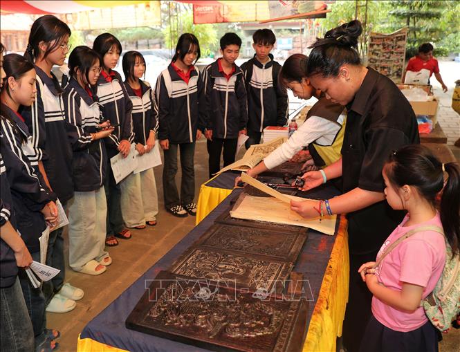 Students learn about woodblock printing. VNA Photo: Danh Lam