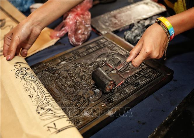 Students learn about woodblock printing. VNA Photo: Danh Lam