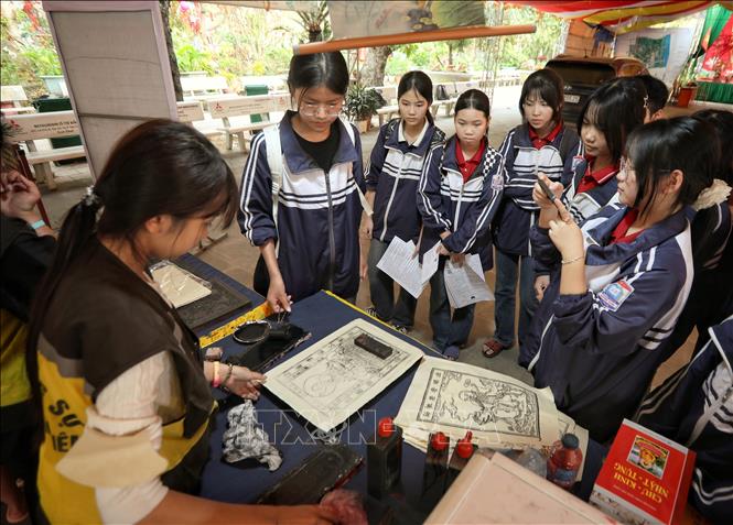 Students learn about woodblock printing. VNA Photo: Danh Lam