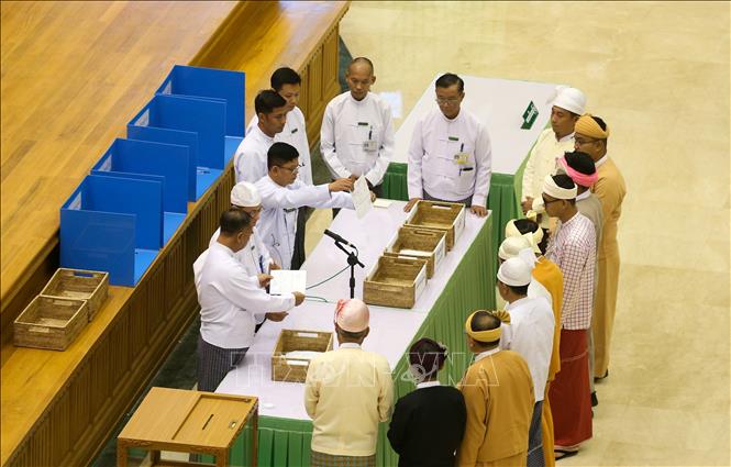 Các nghị sĩ Quốc hội Myanmar bỏ phiếu bầu Phó Tổng thống tại Nay Pyi Taw, ngày 31/3/2026. Ảnh: THX/TTXVN
