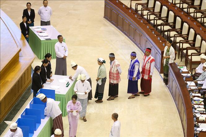 Các nghị sĩ Quốc hội Myanmar bỏ phiếu bầu Phó Tổng thống tại Nay Pyi Taw, ngày 31/3/2026. Ảnh: THX/TTXVN