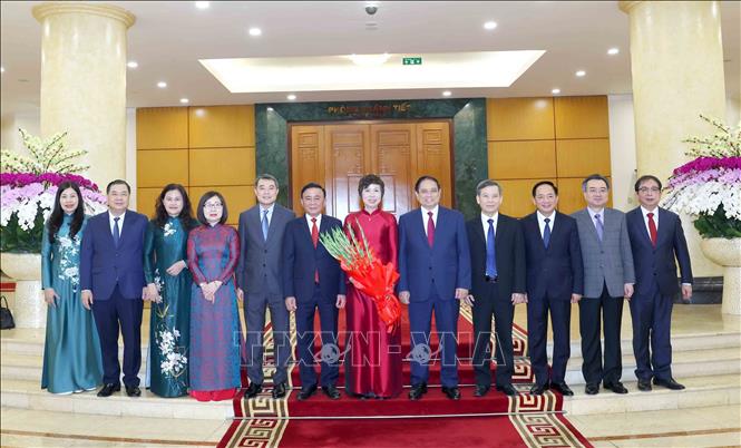 Thường trực Ban Bí thư Trần Cẩm Tú, Thủ tướng Phạm Minh Chính cùng các đồng chí lãnh đạo Đảng, Nhà nước chụp ảnh chung với Ban lãnh đạo Thông tấn xã Việt Nam. Ảnh: Phương Hoa - TTXVN
