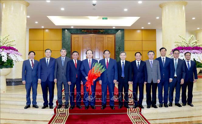 Thường trực Ban Bí thư Trần Cẩm Tú, Thủ tướng Phạm Minh Chính cùng các đồng chí lãnh đạo Đảng, Nhà nước chụp ảnh chung với Ban lãnh đạo Đài Tiếng nói Việt Nam. Ảnh: Phương Hoa - TTXVN
