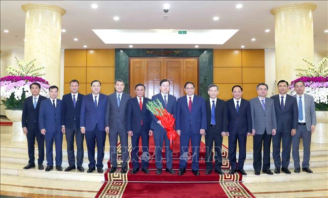 Thường trực Ban Bí thư Trần Cẩm Tú, Thủ tướng Phạm Minh Chính cùng các đồng chí lãnh đạo Đảng, Nhà nước chụp ảnh chung với Ban lãnh đạo Đài Truyền hình Việt Nam. Ảnh: Phương Hoa - TTXVN
