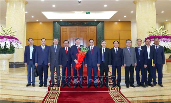 Thường trực Ban Bí thư Trần Cẩm Tú, Thủ tướng Phạm Minh Chính cùng các đồng chí lãnh đạo Đảng, Nhà nước chụp ảnh chung với Ban lãnh đạo Viện Hàn lâm Khoa học xã hội Việt Nam. Ảnh: Phương Hoa - TTXVN
