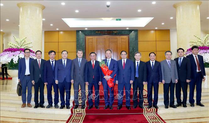 Thường trực Ban Bí thư Trần Cẩm Tú, Thủ tướng Phạm Minh Chính cùng các đồng chí lãnh đạo Đảng, Nhà nước chụp ảnh chung với Ban lãnh đạo Viện Hàn lâm Khoa học và Công nghệ Việt Nam. Ảnh: Phương Hoa - TTXVN
