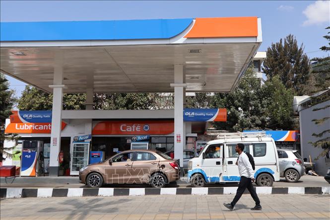 Chính phủ Ethiopia ngày 31/3 cho biết áp dụng biện pháp phân bổ nhiên liệu theo định mức, ưu tiên cho vận tải thiết yếu và giao thông công cộng trong bối cảnh nguồn cung suy giảm mạnh. Trong ảnh: Một trạm xăng tại Addis Ababa, Ethiopia. Ảnh: THX/TTXVN