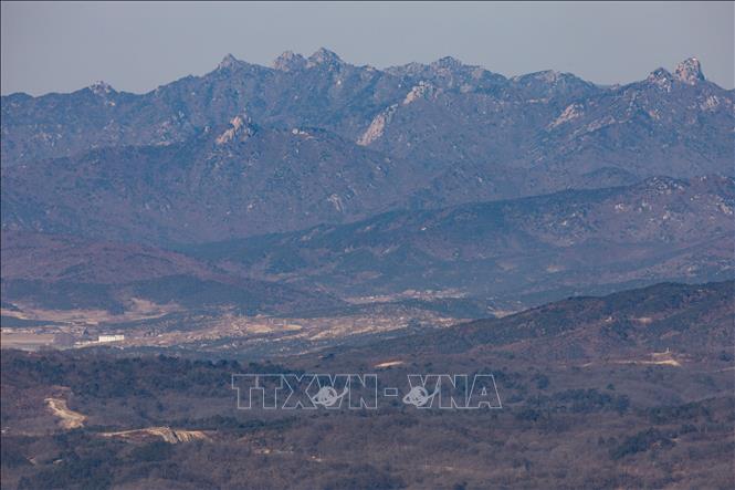 Quang cảnh Khu phi quân sự (DMZ) nhìn từ Paju, Hàn Quốc. Ảnh: Yonhap/TTXVN