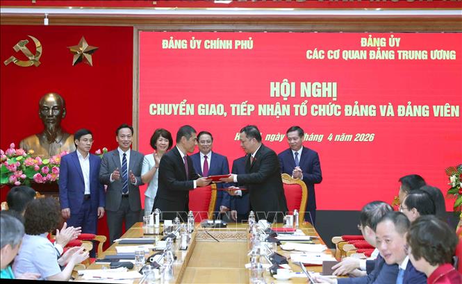 Lễ ký biên bản bàn giao danh sách tổ chức đảng, đảng viên giữa Đảng uỷ Chính phủ và Đảng uỷ các cơ quan Đảng Trung ương. Ảnh: Phương Hoa - TTXVN