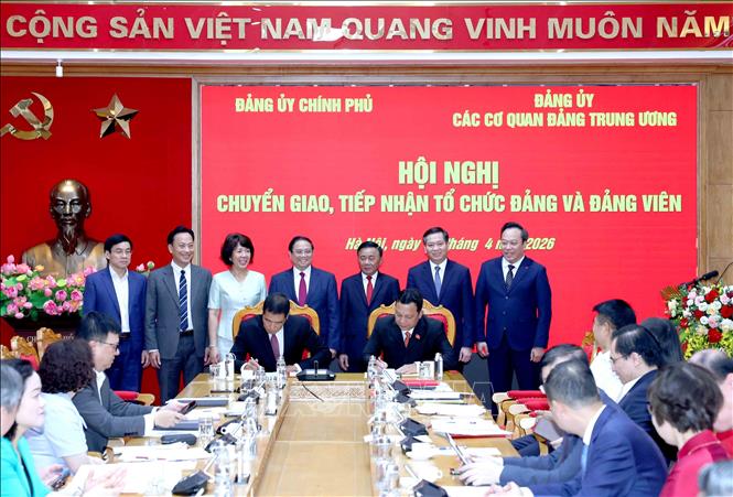 Lễ ký biên bản bàn giao danh sách tổ chức đảng, đảng viên giữa Đảng uỷ Chính phủ và Đảng uỷ các cơ quan Đảng Trung ương. Ảnh: Phương Hoa - TTXVN