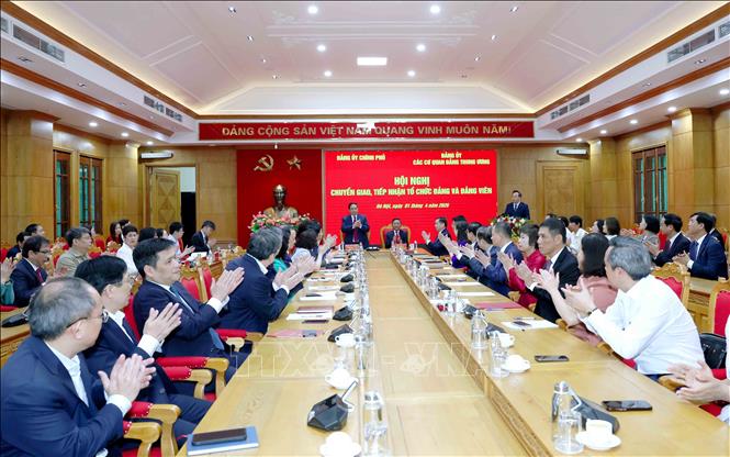 Hội nghị chuyển giao, tiếp nhận tổ chức đảng và đảng viên giữa Đảng uỷ Chính phủ và Đảng uỷ các cơ quan Đảng Trung ương. Ảnh: Phương Hoa - TTXVN