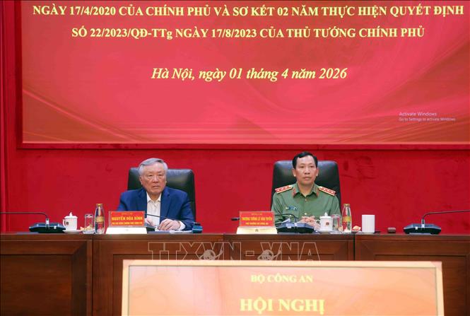 Phó Thủ tướng Thường trực Nguyễn Hòa Bình và Thượng tướng Lê Văn Tuyến, Thứ trưởng Bộ Công an chủ trì hội nghị. Ảnh: Phạm Kiên - TTXVN