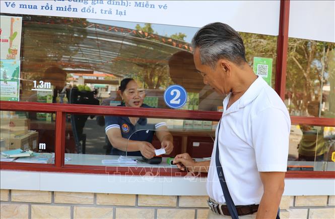 Du khách mua vé và thanh toán trực tuyến tại điểm du lịch tiêu biểu Trung tâm Nuôi trồng Nghiên cứu Chế biến Dược liệu Cục hậu cần Quân khu 9. Ảnh: Hữu Chí - TTXVN