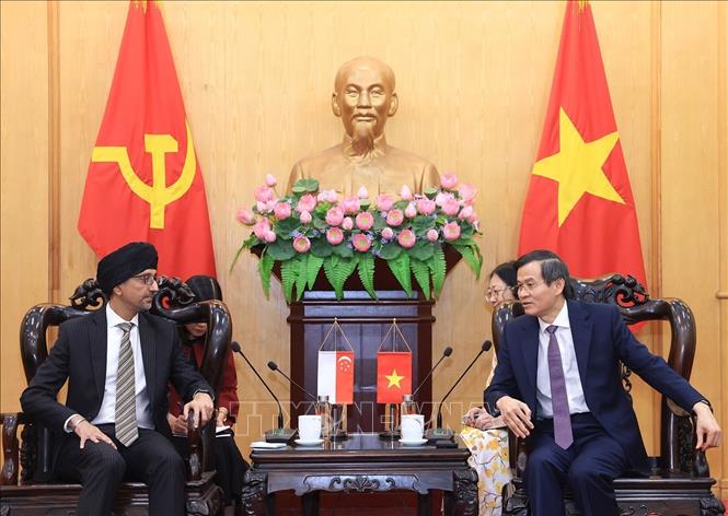 Đồng chí Đoàn Minh Huấn, Uỷ viên Bộ Chính trị, Giám đốc Học viện Chính trị Quốc gia Hồ Chí Minh tiếp Ngài Rajpal Singh, Đại sứ Singapore tại Việt Nam. Ảnh: Tuấn Anh - TTXVN
