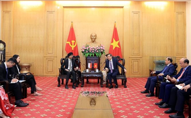 Đồng chí Đoàn Minh Huấn, Uỷ viên Bộ Chính trị, Giám đốc Học viện Chính trị Quốc gia Hồ Chí Minh tiếp Ngài Rajpal Singh, Đại sứ Singapore tại Việt Nam. Ảnh: Tuấn Anh - TTXVN
