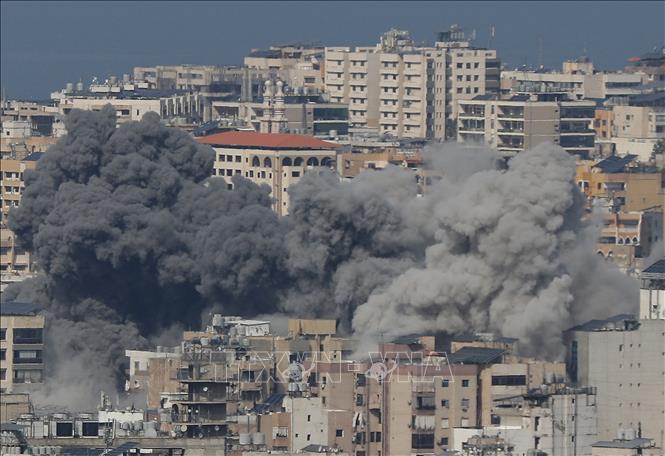 Khói bốc lên sau cuộc oanh kích của Israel xuống ngoại ô thủ đô Beirut, Liban. Ảnh: THX/TTXVN