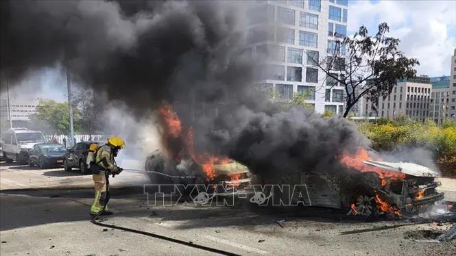 Một vị trí tên lửa rơi tại khu vực Bnei Brak vào sáng 1/4/2026. Ảnh: TTXVN phát