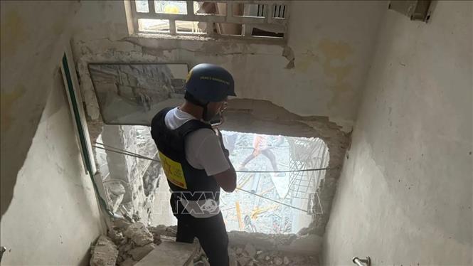 Một nhân viên thuộc lực lượng cứu hộ Magen David Adom kiểm tra hiện trường sau vụ tấn công bằng bom chùm của Iran tại Bnei Brak, miền Trung Israel, sáng 1/4/2026. Ảnh: TTXVN phát