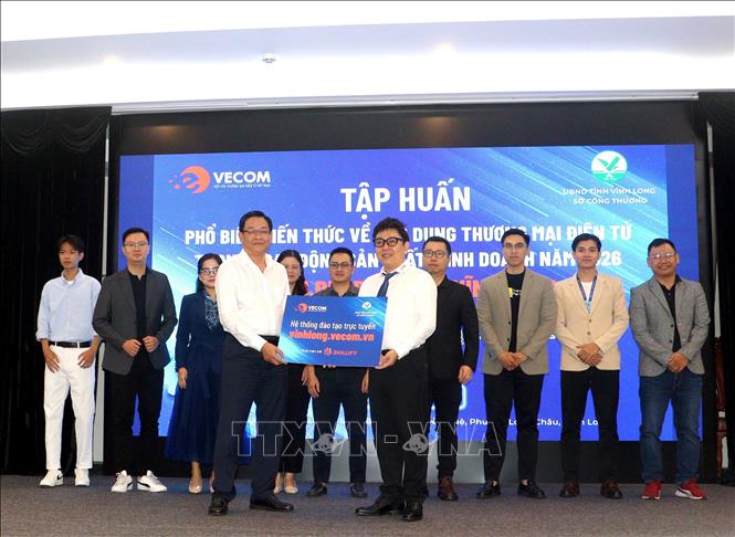 Hiệp hội Thương mại điện tử Việt Nam và Hội viên Skillify xây dựng và trao tặng hệ thống đào tạo trực tuyến tại tên miền vinhlong.vecom.vn cho đại diện Sở Công thương Vĩnh Long. Ảnh: Phúc Sơn – TTXVN.