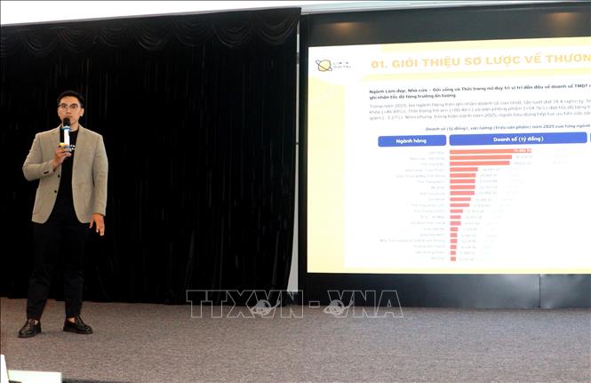 Đại biểu chia sẻ thông tin về thương mại điện tử tại chương trình. Ảnh: Phúc Sơn – TTXVN.