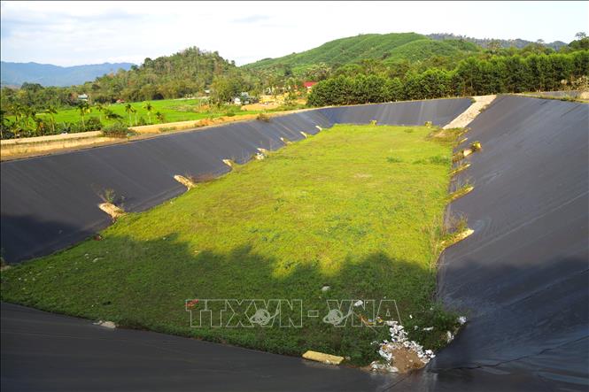 1 trong tổng số 4 hố chôn lấp rác thải của dự án bãi xử lý rác thải Quế Phong chưa chứa rác. Ảnh: Xuân Tiến - TTXVN 