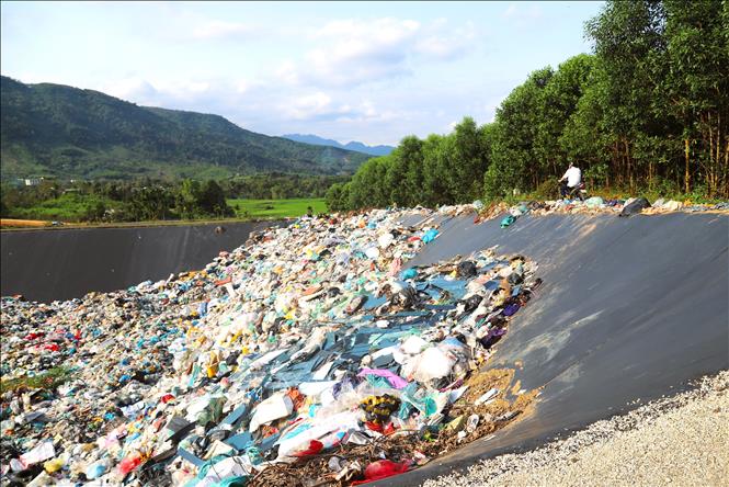 Người dân tự vận chuyển, đổ thải ở bãi xử lý rác Quế Phong chưa qua phân loại, xử lý nên dẫn đến tình trạng rác bị đổ tràn lan ven đường và ô nhiễm môi trường nặng nề. Ảnh: Xuân Tiến - TTXVN 