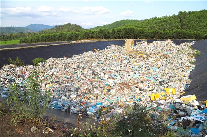 Lượng rác khổng lồ tại 1 trong tổng số 4 hố chôn lấp của bãi xử lý rác thải Quế Phong. Ảnh: Xuân Tiến - TTXVN