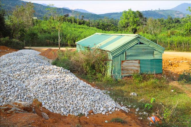 Nhiều hạng mục xây dựng khác của dự án bãi xử lý rác thải Quế Phong triển khai còn ì ạch. Ảnh: Xuân Tiến - TTXVN 