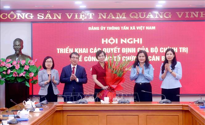 Tập thể lãnh đạo TTXVN chúc mừng đồng chí Vũ Việt Trang, Ủy viên Ban Thường vụ Đảng ủy các cơ quan Đảng Trung ương, Phó Trưởng Ban Tuyên giáo và Dân vận Trung ương, Bí thư Đảng ủy, Tổng Giám đốc, Chủ tịch Liên Chi hội nhà báo Thông tấn xã Việt Nam. Ảnh: Phạm Kiên - TTXVN
